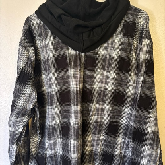 Men's Black and Gray Plaid Hooded Button Down Shirt. Size L - Picture 10 of 10